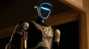 علاء الدين.. أول روبوت بشري فاخر في العالم يرتدي ملابس ذهبية