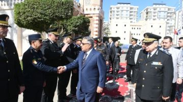 عيد الشرطة.. محافظ الدقهلية يضع إكليل زهور على النصب التذكاري للشهداء عيد الشرطة.. محافظ الدقهلية يضع إكليل زهور على النصب التذكاري للشهداء