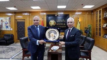 محافظ المنيا يتسلم درع الجامعة تقديرا لدعمه مشروع الريادة الخضراء
