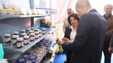 نائب محافظ البحر الأحمر تتفقد معرض للأثاث والمشغولات اليدوية بالغردقة نائب محافظ البحر الأحمر تتفقد معرض للأثاث والمشغولات اليدوية بالغردقة