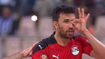 وليد صلاح الدين يطمئن على تريزيجيه بعد إصابته مع منتخب مصر أمام بنين وليد صلاح الدين يطمئن على تريزيجيه بعد إصابته مع منتخب مصر أمام بنين