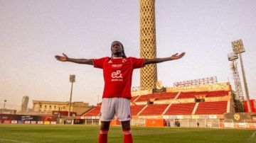 الأهلي يحتفي بمهاجمه الجديد الأنجولي يلسين كامويش في معقل الأساطير الأهلي يحتفي بمهاجمه الجديد الأنجولي يلسين كامويش في معقل الأساطير