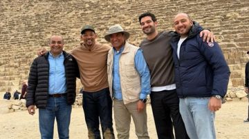 الممثل العالمي ويل سميث يزور أهرامات الجيزة خلال إجازته في مصر الممثل العالمي ويل سميث يزور أهرامات الجيزة خلال إجازته في مصر