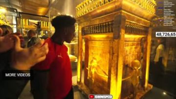 بقميص منتخب مصر.. يوتيوبر أمريكي يوثق مشاهد تاريخية من الأهرامات والمتحف الكبير بقميص منتخب مصر.. يوتيوبر أمريكي يوثق مشاهد تاريخية من الأهرامات والمتحف الكبير