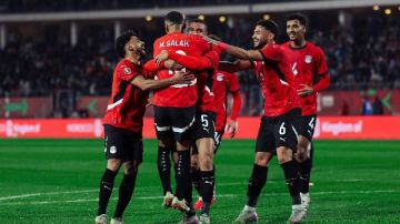منتخب مصر يحتفل بالفوز على كوت ديفوار على أنغام سطلانة منتخب مصر يحتفل بالفوز على كوت ديفوار على أنغام سطلانة