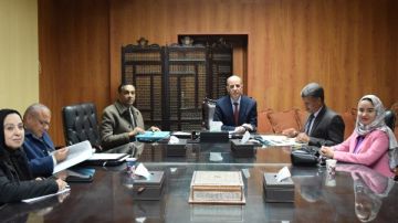إعداد ميثاق أخلاقي.. رئيس جامعة بني سويف يرأس اجتماع لجنة مناهضة العنف