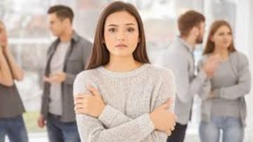 اضطراب القلق الاجتماعي.. الأعراض والأسباب