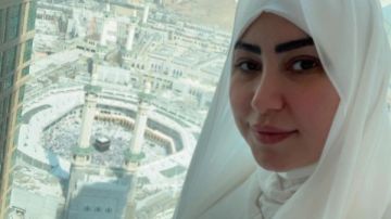 المطربة بوسي تؤدي مناسك العمرة .. شاهد