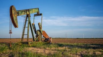 النفط يتراجع بأكثر من 1 عند التسوية وفنزويلا تتحدث عن تقدم في مفاوضاتها مع أمريكا