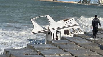 جنوح مركب بكورنيش محطة الرمل في الإسكندرية بسبب الرياح