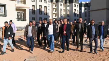 نائب رئيس هيئة المجتمعات العمرانية لقطاع المرافق يتفقد أعمال الإسكان الأخضر بحدائق العاشر