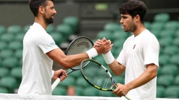 ألكاراز يواجه ديوكوفيتش في ديربي الحلم بنهائي بطولة أستراليا المفتوحة للتنس