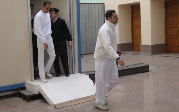 بعد ادعاء أخذوهما بالقبلات والأحضان ..علاء مبارك يرد على مسؤول سابق عن زيارة نواب إخوان له ولجمال بالسجن بعد ادعاء أخذوهما بالقبلات والأحضان ..علاء مبارك يرد على مسؤول سابق عن زيارة نواب إخوان له ولجمال بالسجن