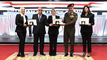 تخرج الدورة الرابعة من المعينين بالهيئات القضائية بعد إتمام دورتهم التدريبية بالأكاديمية العسكرية المصرية تخرج الدورة الرابعة من المعينين بالهيئات القضائية بعد إتمام دورتهم التدريبية بالأكاديمية العسكرية المصرية