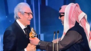 فاروق حسني يحصد جائزة الإنجاز مدى الحياة في حفل Joy Awar فاروق حسني يحصد جائزة الإنجاز مدى الحياة في حفل Joy Awar