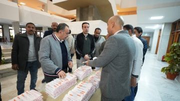 محافظ أسيوط يتسلم تبرعا بـ20 ألف سرنجة دقيقة لدعم منظومة التأمين الصحي محافظ أسيوط يتسلم تبرعا بـ20 ألف سرنجة دقيقة لدعم منظومة التأمين الصحي