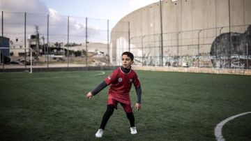 ملعب كرة قدم للأطفال الفلسطينيين يواجه تهديدا إسرائيليا بالإزالة.. والآلاف يطالبون بحمايته