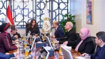 منال عوض تبحث آخر مستجدات اعداد خطة الاستجابة المتدرجة لإدارة نوبات تلوث الهواء الحادة