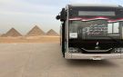 بدء التشغيل التجريبي لأتوبيس نصر EV الكهربائي لنقل زوار أهرامات الجيزة
