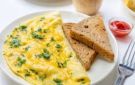 طريقة عمل أومليت خضار بالجبنة.. وجبة صحية سريعة تناسب الفطار والعشاء - eg