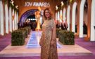 يسرا تتألق بفستان ذهبى فى حفل joy awards