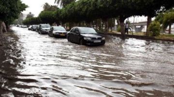 أمطار غزيرة تغرق شوارع طرابلس الليبية وتعطل المرور والدراسة والعمل أمطار غزيرة تغرق شوارع طرابلس الليبية وتعطل المرور والدراسة والعمل