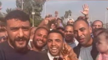 الجمهور يلتف حول العوضي خلال تصوير مسلسله الجديد الجمهور يلتف حول العوضي خلال تصوير مسلسله الجديد