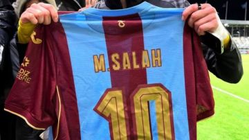 لاعب كوبس الفنلندي يخطف قميص محمد صلاح بعد مواجهة طرابزون سبور