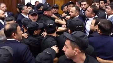 طالبوا باستقالة وزير الدفاع.. عراك بالأيدي بين النواب في جلسة عاصفة داخل البرلمان الأرميني طالبوا باستقالة وزير الدفاع.. عراك بالأيدي بين النواب في جلسة عاصفة داخل البرلمان الأرميني
