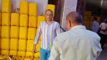 التحفظ على 5 أطنان زيوت طعام فاسدة داخل مصنع تعبئة غير مرخص بالمنيا التحفظ على 5 أطنان زيوت طعام فاسدة داخل مصنع تعبئة غير مرخص بالمنيا