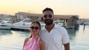 بملابس جريئة.. زوجة كريم فهمي تكشف عن إناقتها الملفتة