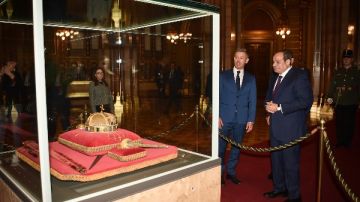 رئيس وزراء المجر يستقبل الرئيس السيسي داخل البرلمان ويطلعه على التاج الملكي المقدس رئيس وزراء المجر يستقبل الرئيس السيسي داخل البرلمان ويطلعه على التاج الملكي المقدس