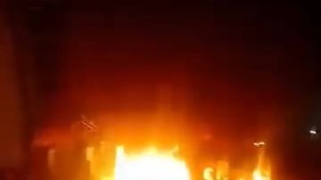 مقدرش يمسك دموعه.. صاحب قاعة أفراح بنجع حمادي يوثق لحظة احتراق مشروعه: كل حاجة راحت مقدرش يمسك دموعه.. صاحب قاعة أفراح بنجع حمادي يوثق لحظة احتراق مشروعه: كل حاجة راحت