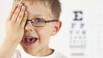 هل الشاشات سبب زيادة ارتداء الأطفال للنظارات؟.. 7 علامات تكشف ضعف النظر هل الشاشات سبب زيادة ارتداء الأطفال للنظارات؟.. 7 علامات تكشف ضعف النظر