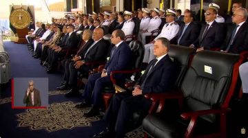 الرئيس السيسي يشاهد عرضا بدنيا لطلاب أكاديمية الشرطة الرئيس السيسي يشاهد عرضا بدنيا لطلاب أكاديمية الشرطة