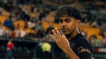 هانسي فليك: لامين يامال أفضل لاعب في العالم