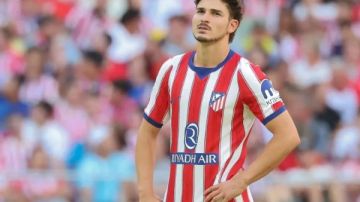 ألفاريز يعتذر لجماهير أتلتيكو مدريد عن تصريحاته بشأن برشلونة