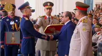 الرئيس السيسي يكرم أوائل الطلبة الخريجين من الأكاديمية العسكرية المصرية الرئيس السيسي يكرم أوائل الطلبة الخريجين من الأكاديمية العسكرية المصرية