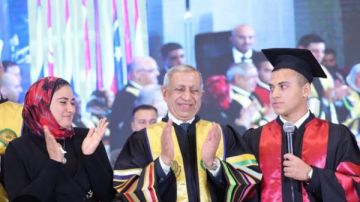 محافظ الإسكندرية ورئيس الأكاديمية البحرية يكرمان نجل الشهيد أحمد المنسي في حفل تخرجه محافظ الإسكندرية ورئيس الأكاديمية البحرية يكرمان نجل الشهيد أحمد المنسي في حفل تخرجه