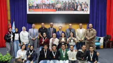 رئيس جامعة الإسكندرية يكرم الفائزين بدورة الذكاء الاصطناعي رئيس جامعة الإسكندرية يكرم الفائزين بدورة الذكاء الاصطناعي