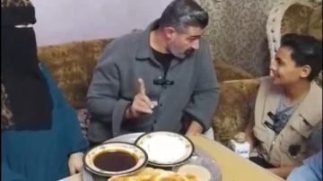 ياسر جلال يجبر بخاطر الطفل زياد في دارالسلام ويتناول معه الفطير والعسل ياسر جلال يجبر بخاطر الطفل زياد في دارالسلام ويتناول معه الفطير والعسل