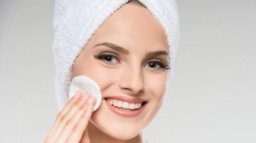 أخطاء شائعة عند غسل الوجه.. نصائح للحصول على بشرة نظيفة وصحية أخطاء شائعة عند غسل الوجه.. نصائح للحصول على بشرة نظيفة وصحية