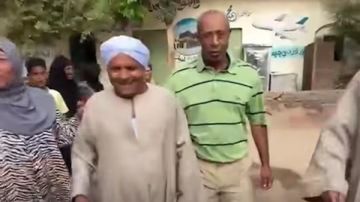 تقديرا لسنوات عطائه.. ممر شرفي لعامل مدرسة نجع الكوم في الأقصر بعد بلوغه المعاش تقديرا لسنوات عطائه.. ممر شرفي لعامل مدرسة نجع الكوم في الأقصر بعد بلوغه المعاش