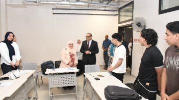 رئيس جامعة الإسماعيلية الجديدة الأهلية يتفقد القاعات التعليمية ويتابع تجارب الطلاب رئيس جامعة الإسماعيلية الجديدة الأهلية يتفقد القاعات التعليمية ويتابع تجارب الطلاب