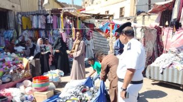 حملة مكبرة في إسنا لضبط إشغالات الشوارع وتحرير 10 مخالفات حملة مكبرة في إسنا لضبط إشغالات الشوارع وتحرير 10 مخالفات