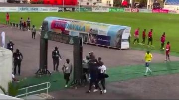 فوضى واشتباكات وسخرية على الهواء.. أحداث مثيرة للجدل في دوري أبطال أفريقيا فوضى واشتباكات وسخرية على الهواء.. أحداث مثيرة للجدل في دوري أبطال أفريقيا