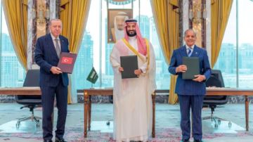 قيادات بدول اتفاق مكة يلتقون مسؤولين إيرانيين في طهران قيادات بدول اتفاق مكة يلتقون مسؤولين إيرانيين في طهران