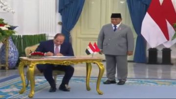 الرئيس السيسي يوقع في دفتر التشريفات بالقصر الرئاسي الإندونيسي الرئيس السيسي يوقع في دفتر التشريفات بالقصر الرئاسي الإندونيسي