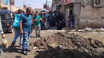 بدء إصلاح عطل مفاجئ بخط المياه الرئيسي بشارع المركز في سمالوط بالمنيا بدء إصلاح عطل مفاجئ بخط المياه الرئيسي بشارع المركز في سمالوط بالمنيا