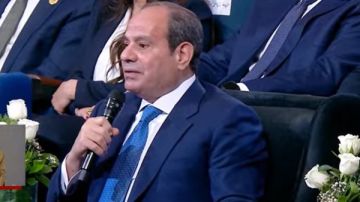 الرئيس السيسي يحذر من مخاطر السوشيال ميديا وشحن المواطنين.. ويؤكد مسؤولية الأسر في حماية الأبناء الرئيس السيسي يحذر من مخاطر السوشيال ميديا وشحن المواطنين.. ويؤكد مسؤولية الأسر في حماية الأبناء